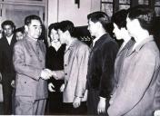周恩来总理接见乒乓球运动员并与李富荣亲切握手