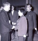 刘少奇副主席与乒乓球运动员孙梅英亲切握手