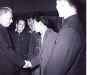 刘少奇副主席与乒乓球运动员杨瑞华亲切握手