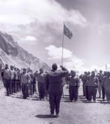 1975年中国登山队登珠峰前宣誓