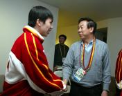 参加冬奥运会的中国代表团互相拜年