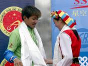 环青海湖国际公路自行车赛第二赛段 藏族小姐为黄金宝献上哈达