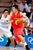雅典奥运会男篮小组赛 中国57比82不敌阿根廷