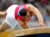 雅典奥运会体操男子跳马决赛 德菲尔获得冠军
