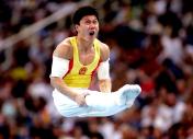 雅典奥运会体操男子双杠决赛 李小鹏获得铜牌