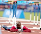 雅典奥运会男子110米栏预赛 阿兰·约翰逊摔出决赛