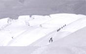1956年中、苏登山运动员登上慕士塔格峰