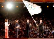 雅典奥运会落幕 北京市长接过奥运会旗