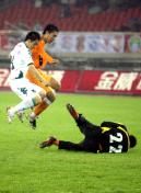 2008赛季中超联赛次轮 浙江绿城0比2落后于青岛盛文