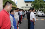 中国举重男队悼念汶川地震罹难同胞