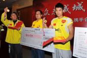 北京：中国羽毛球队再次为地震灾区捐款
