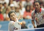 1992年巴塞罗那奥运会 邓亚萍/乔红获得乒乓球女双金牌