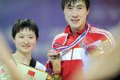 第16届全国跆拳道锦标赛 吴静钰与朱国在颁奖仪式上合影