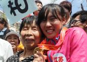 全运会20公里竞走女团决赛 江苏队柏艳敏与家人分享夺冠喜悦