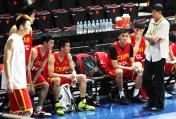 男篮亚锦赛八强赛在即 信兰成观看中国队训练