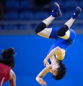十二运会摔跤女子自由式55公斤级 广西选手钟雪纯后空翻庆祝夺冠