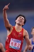 谢文俊夺得十二运会田径男子110米栏冠军