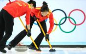 索契冬奥会冰壶女子循环赛首轮 中国2比9不敌加拿大