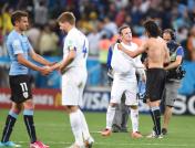英格兰不敌乌拉圭前途渺茫 鲁尼无奈与对手换球衣