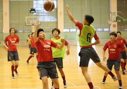 中国女足举行队内篮球赛