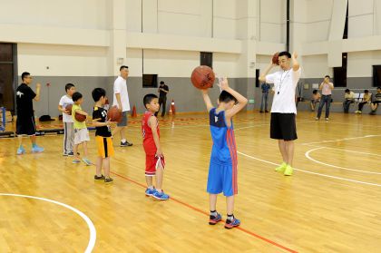 CBA冠军队员孟达助力南京“旮旯篮球”训练营活动