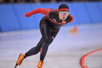 札幌亚冬会速度滑冰男子5000米 中国选手比赛瞬间