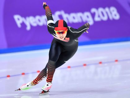 平昌冬奥会速度滑冰女子1000米比赛  中国选手于静田芮宁上场