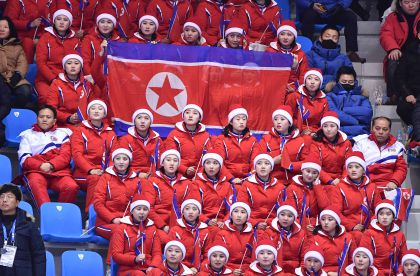 平昌冬奥会短道速滑赛 朝鲜拉拉队现场观赛