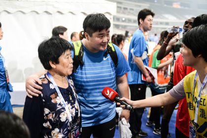 中国体育专题图片——巩立姣用获得的冠军作为母亲节礼物送给妈妈
