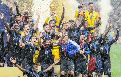 2018俄罗斯世界杯冠军法国队捧起大力神杯