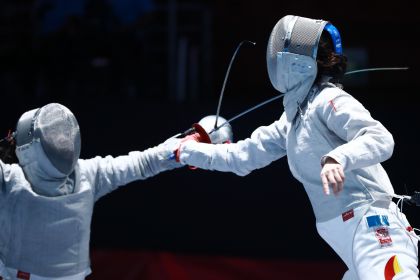 中国队获雅加达亚运会女子佩剑团体决赛亚军