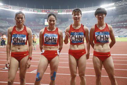 中国队获雅加达亚运会田径女子4×400米接力第四名