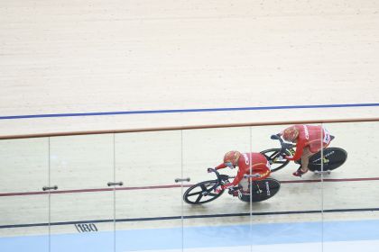 雅加达亚运会自行车女子场地追逐个人争先 钟天使晋级半决赛
