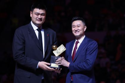 杜峰荣膺赛季最佳教练 姚明为其颁发“澄海”杯