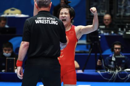 荣宁宁晋级摔跤世锦赛女子57公斤级赛四强