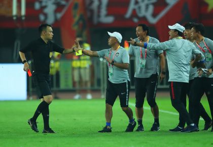 2019赛季中超联赛第27轮 王宝山被王竞红牌罚出场