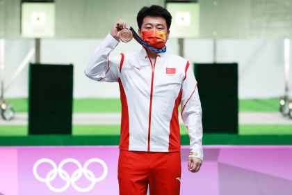 东京奥运会男子10米气手枪决赛 庞伟摘铜