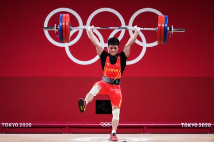 东京奥运会举重男子61公斤级决赛 李发彬夺金