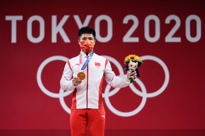 东京奥运会举重男子61公斤级决赛颁奖仪式