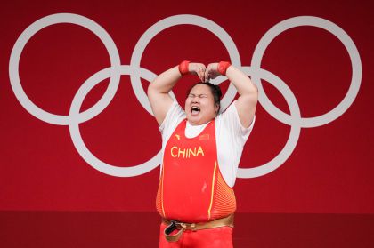 李雯雯勇夺东京奥运会举重女子87公斤以上级金牌