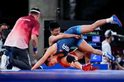 东京奥运会自由式摔跤女子组62公斤八分之一决赛 龙佳顺利晋级