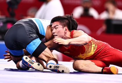 东京奥运会摔跤男子自由式57公斤级八分之一决赛 刘明瑚2比10不敌乌兹别克斯坦选手
