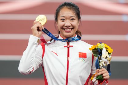 刘诗颖登上东京奥运会田径女子标枪最高领奖台
