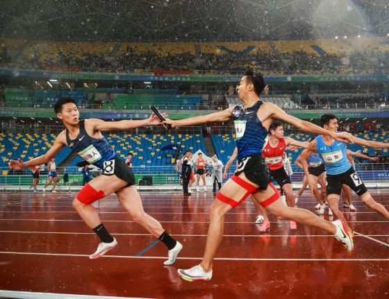 四川队夺十四运会田径男子4×400米接力冠军