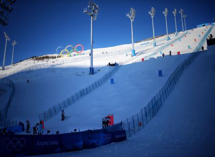 2022年北京冬奥会开幕在即 云顶赛区工作人员维护赛道