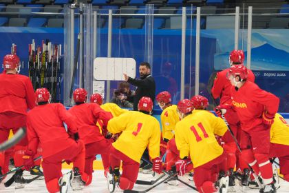 北京冬奥会开幕临近 中国男子冰球队训练备战