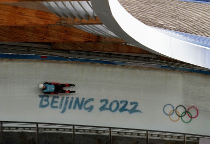 中国无舵雪橇选手范铎耀进行适应训练