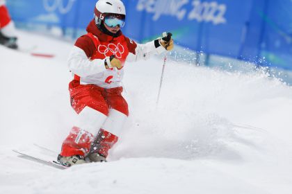 运动员进行自由式滑雪雪上技巧赛道训练