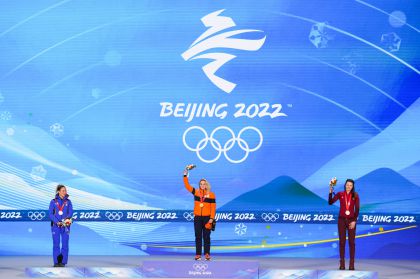 北京冬奥会速度滑冰女子3000米赛颁奖仪式