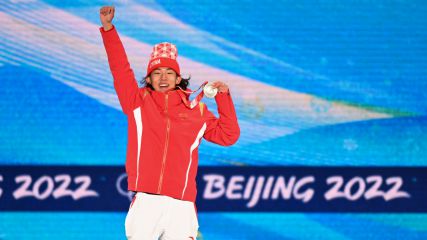 北京冬奥会单板滑雪男子坡面障碍技巧颁奖仪式 苏翊鸣喜不自禁